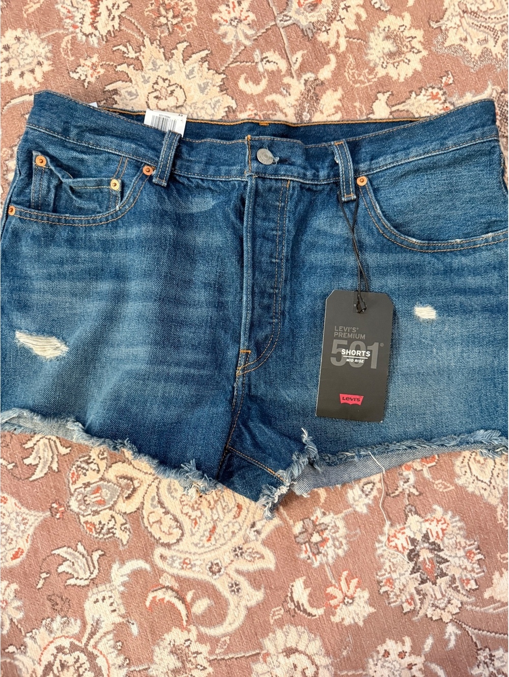 NWT Levi’s cut off shorts - Picture 2 of 7